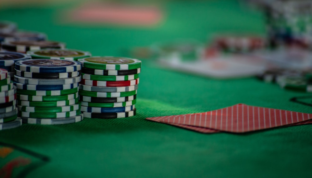 žetoni i karte na stolu za poker