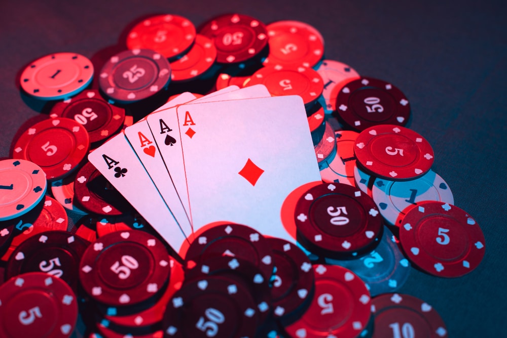 četiri asa na žetonima za poker