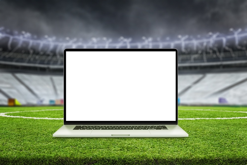 klađenje na nogomet putem laptopa - laptop na nogometnom terenu