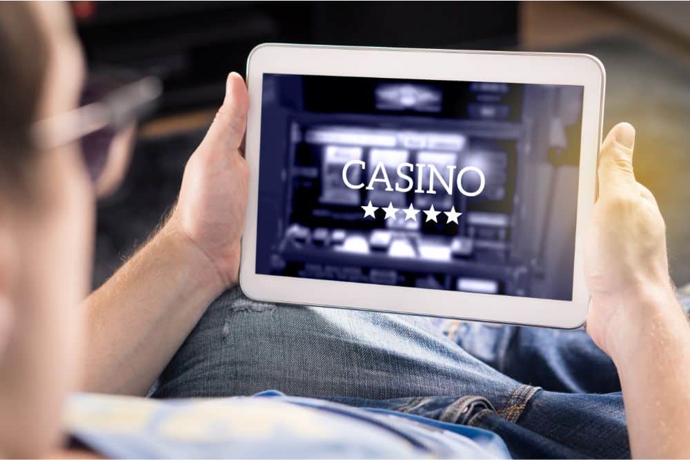 osoba igra casino igre i slotove na tabletu
