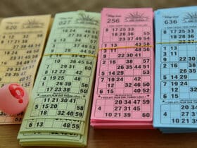 Kartice s brojevima i kuglica za loto igru Win for Life