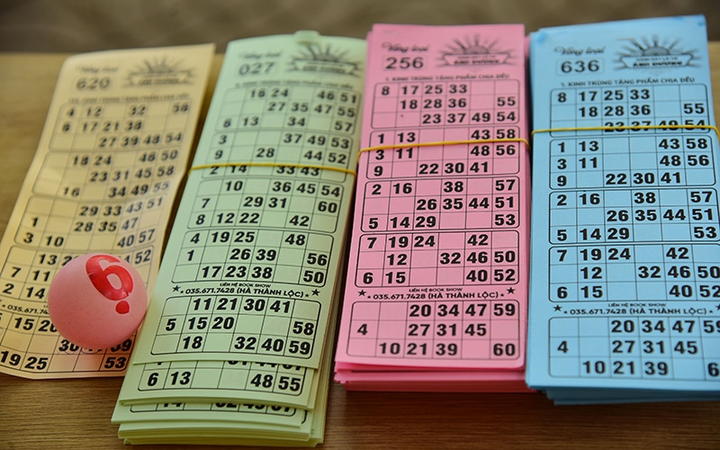 Kartice s brojevima i kuglica za loto igru Win for Life