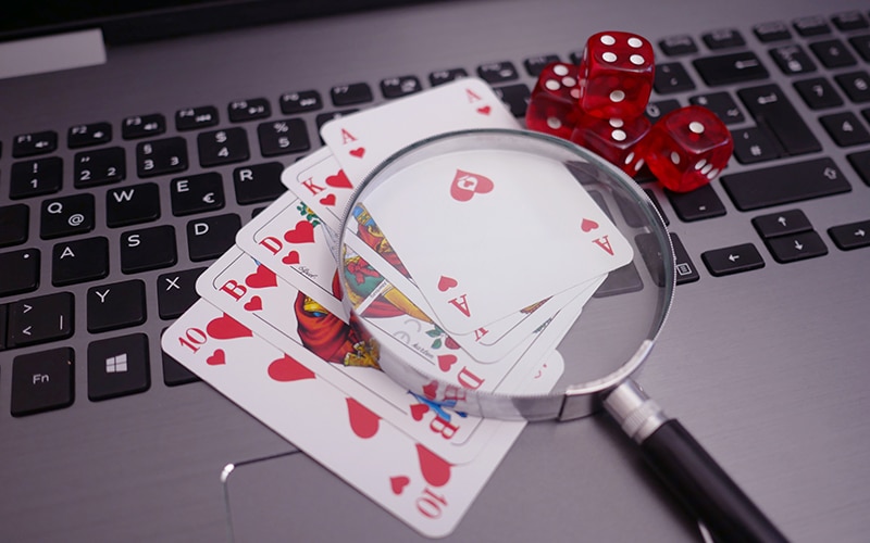 Poker stranice - karte i povećalo