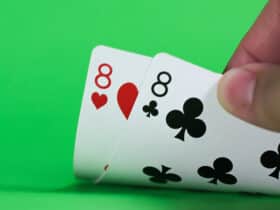Par osmica u ruci za stolom za blackjack