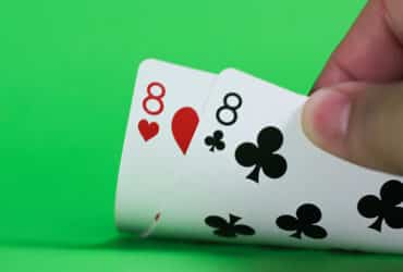 Par osmica u ruci za stolom za blackjack