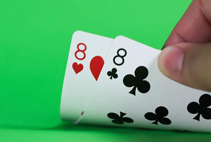 Par osmica u ruci za stolom za blackjack