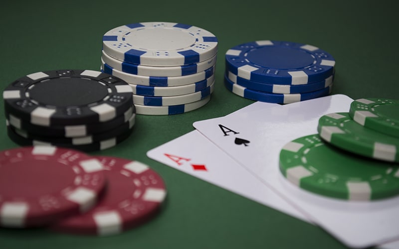 Dva asa na stolu za blackjack