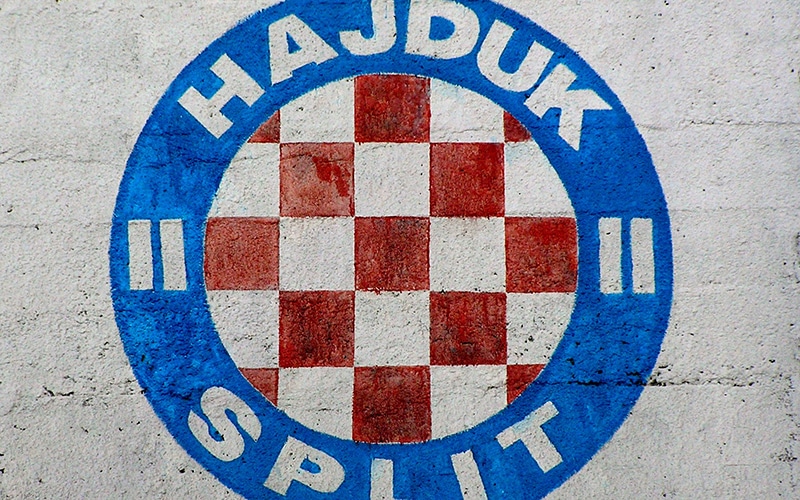 Grb Hajduka na zidu