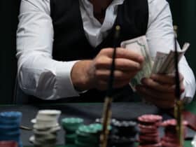 Najveći casino dobici - osoba broji novac