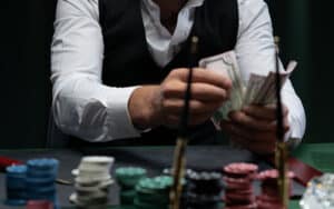 Najveći casino dobici - osoba broji novac