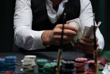Najveći casino dobici - osoba broji novac