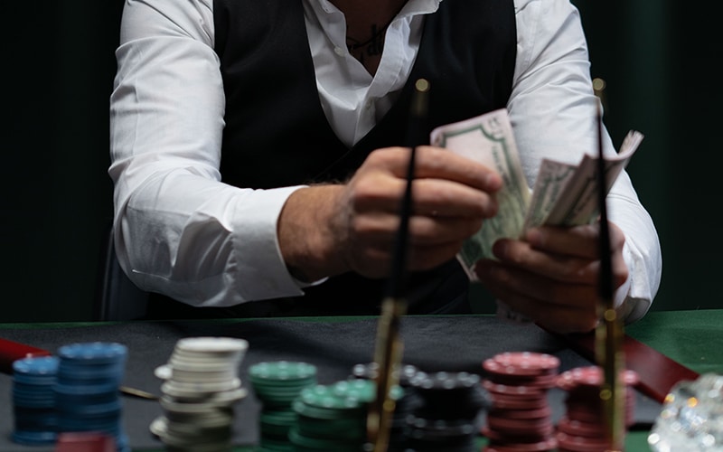 Najveći casino dobici - osoba broji novac