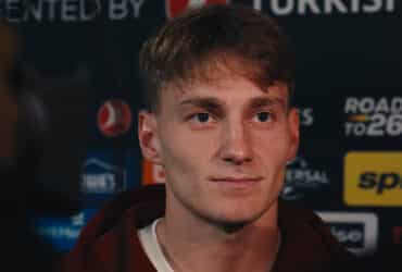Toni Fruk daje izjavu tijekom okupljanja reprezentacije