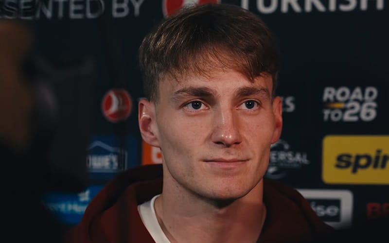 Toni Fruk daje izjavu tijekom okupljanja reprezentacije