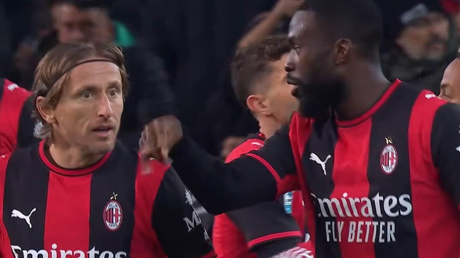 AC Milan - Bologna: Modrić i Tomori u razgovoru